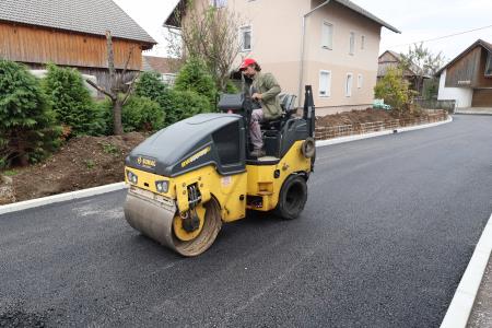 ASFALTIRANJE DOLENJE JEZERO 04 FOTO LJUBO VUKELIČ